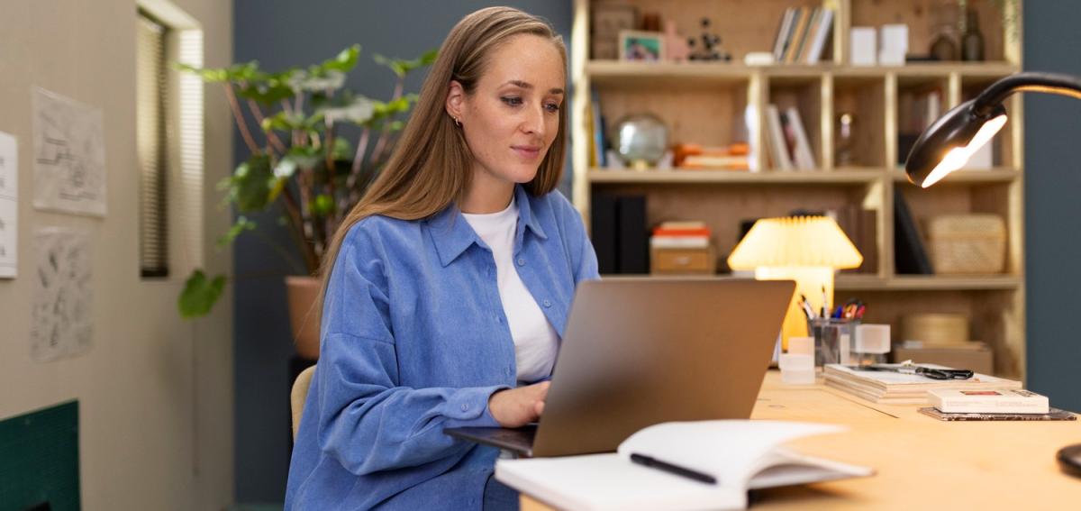 jonge vrouw achter laptop