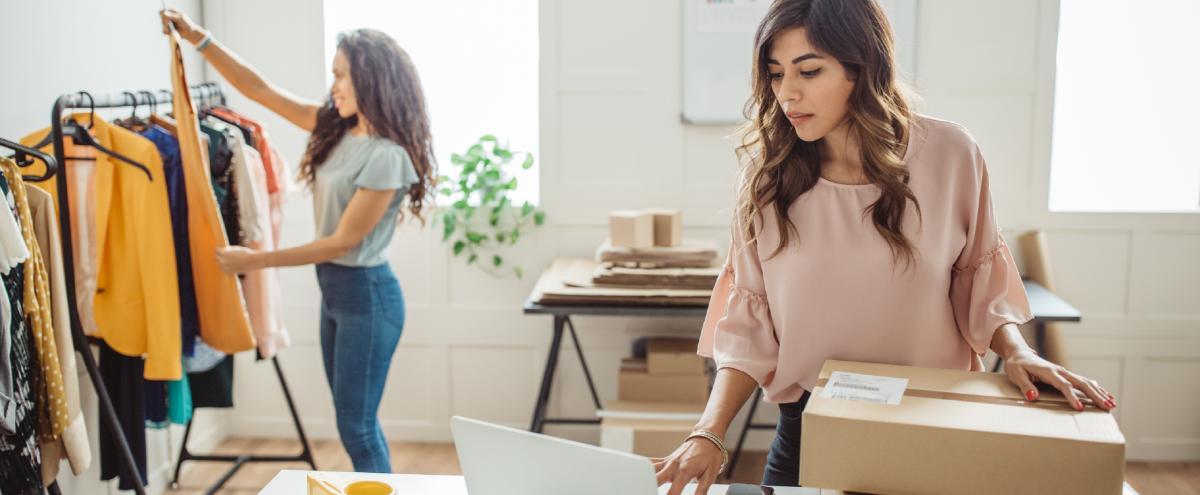 Een foto van een eigenaresse van een webwinkel die kleding verkoopt