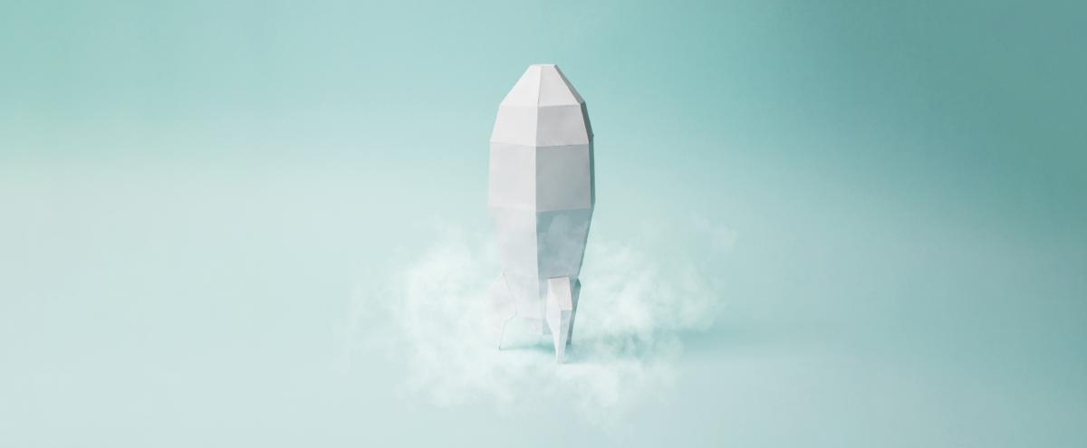 geïllustreerde weergave van een papieren raket die opstijgt