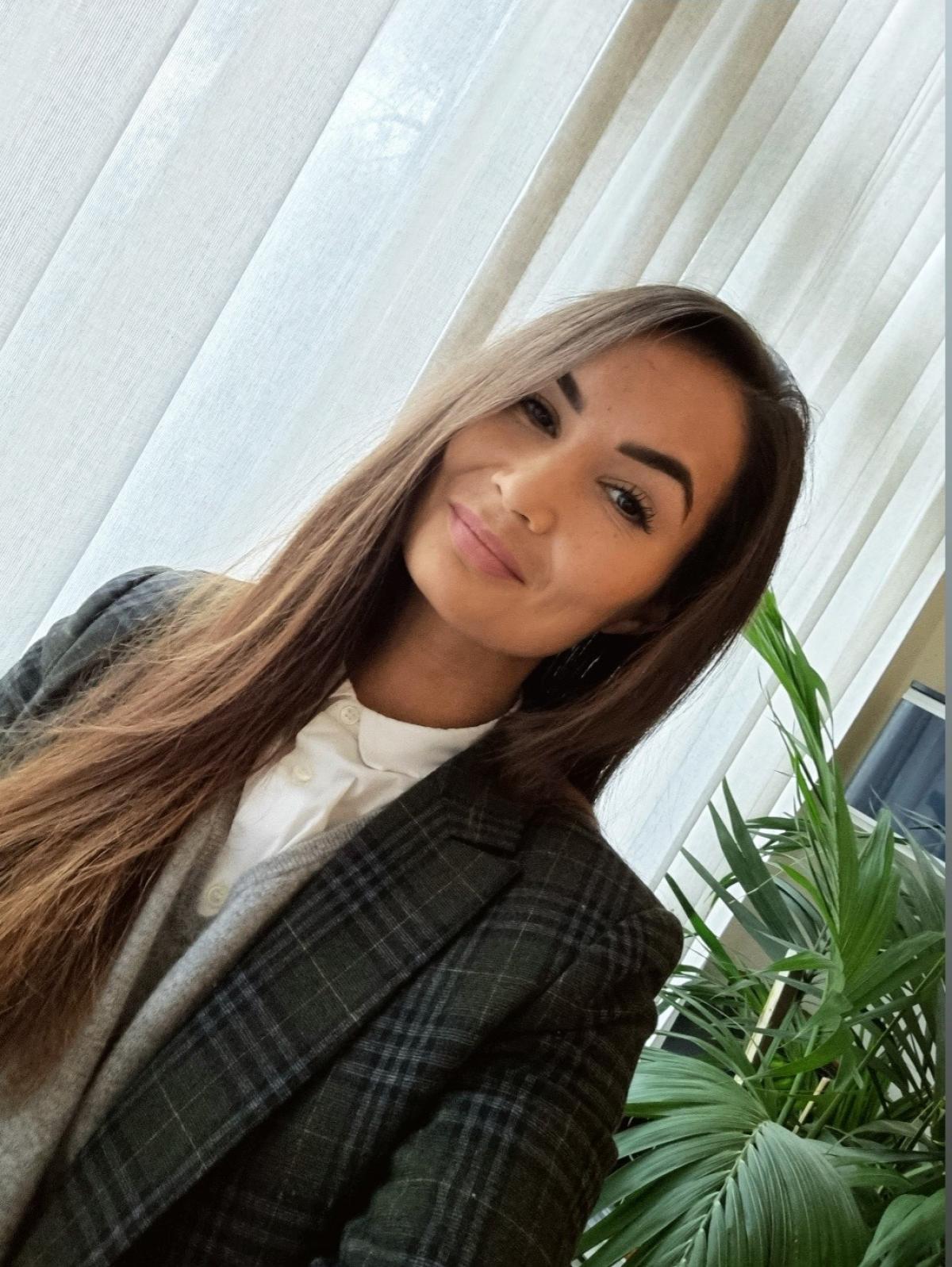 Romy Marisha Sipkes portretfoto van een goedlachse Romy Marisha Sipkes