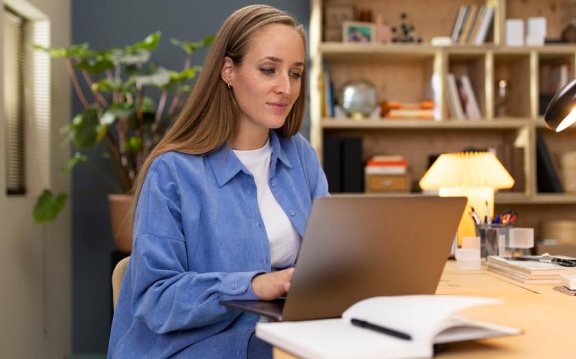 jonge vrouw achter laptop