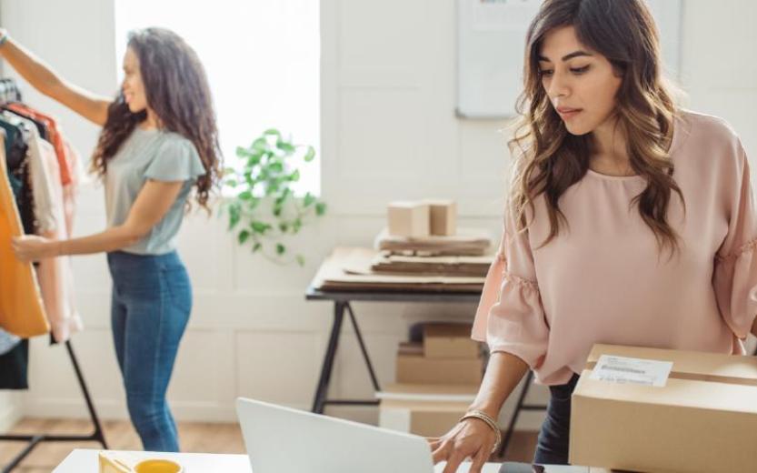 Een foto van een eigenaresse van een webwinkel die kleding verkoopt