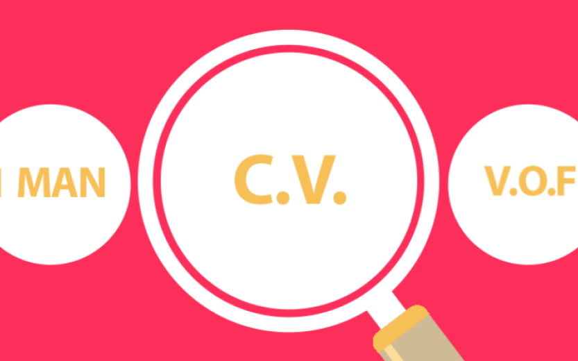 de begrippen '1 man', 'C.V.' en 'V.O.F.' staan naast elkaar weergegeven in geel omlijnde cirkels. De middelste cirkel, waar 'CV' in staat, wordt door een vergrootglas bekeken