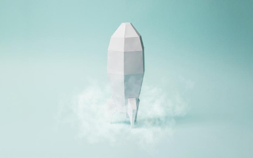 geïllustreerde weergave van een papieren raket die opstijgt