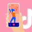 getekende weergave van een smartphone waarop een dame danst. Op de achtergrond astaat het logo van TikTok afgebeeld.